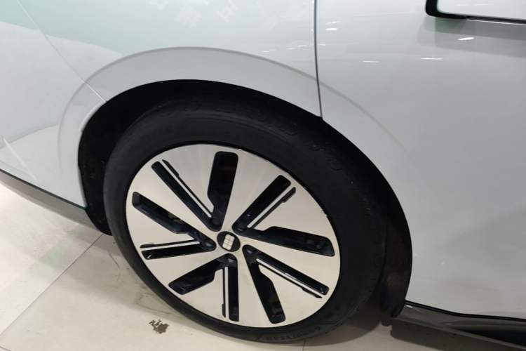 Used Geely Galaxy E8 2024 665 km Range Rear-Drive Starship Long-Range Version Right Rear Wheel Hub