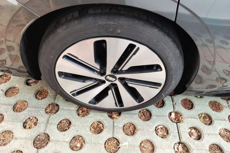 Used Geely Galaxy E8 2024 550 km Range Rear-Drive MAX Right Rear Wheel Hub