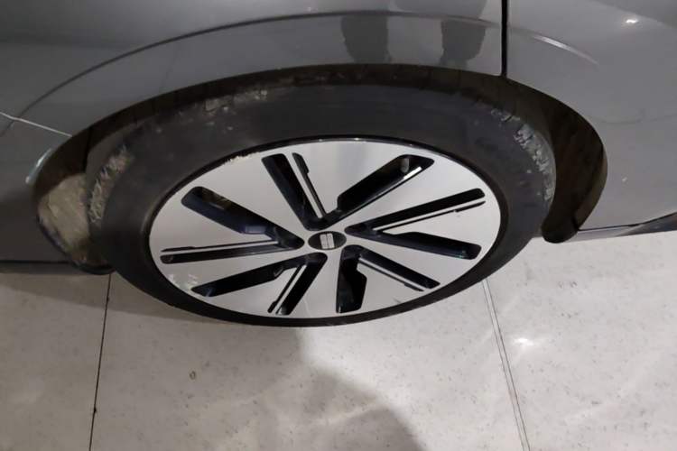 Used Geely Galaxy E8 2024 550 km Range Rear-Drive MAX Right Rear Wheel Hub