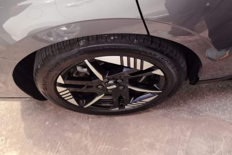 Used Geely Galaxy E8 2024 550 km Range Rear-Drive Dragon Edition Right Rear Wheel Hub