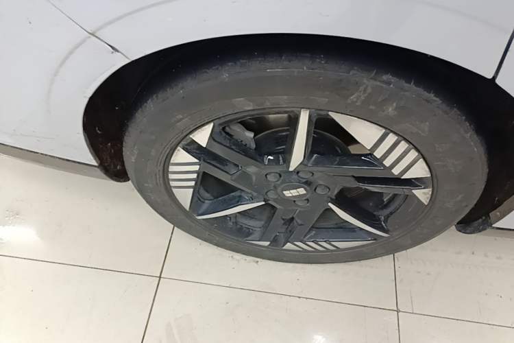 Used Geely Galaxy E8 2024 550 km Range Rear-Drive Dragon Edition Right Rear Wheel Hub