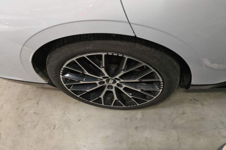 Used Geely Galaxy E8 2024 620 km All-Wheel-Drive Starship Performance Edition Right Rear Wheel Hub