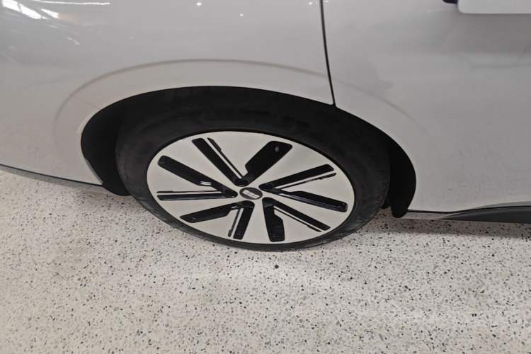 Used Geely Galaxy E8 2024 665 km Range Rear-Drive Starship Long-Range Version Right Rear Wheel Hub
