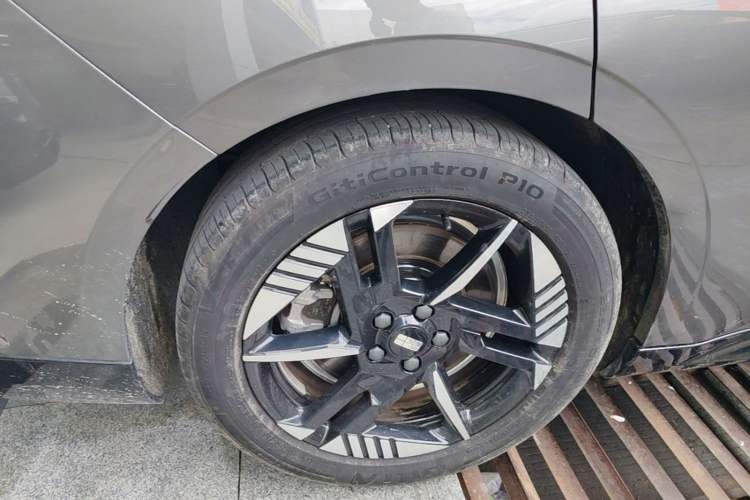 Used Geely Galaxy E8 2024 550 km Range Rear-Drive Dragon Edition Right Rear Wheel Hub