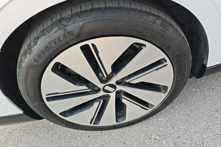Used Geely Galaxy E8 2024 665 km Range Rear-Drive Starship Long-Range Version Right Rear Wheel Hub
