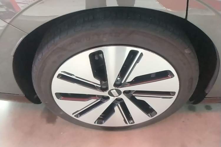 Used Geely Galaxy E8 2024 665 km Range Rear-Drive Starship Long-Range Version Right Rear Wheel Hub