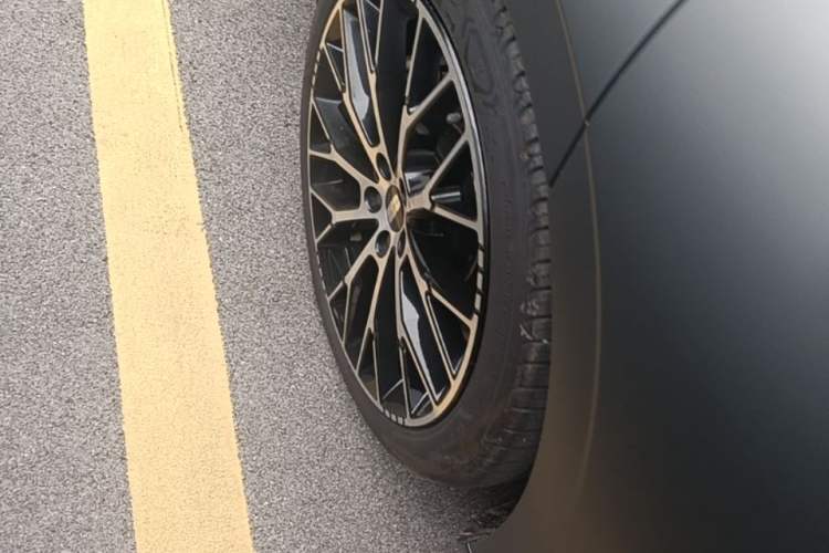 Used Geely Galaxy E8 2024 620 km All-Wheel-Drive Starship Performance Edition Right Rear Wheel Hub