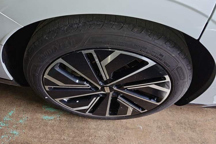 Used Geely Galaxy E8 2024 665 km Range Rear-Drive Starship Long-Range Version Right Rear Wheel Hub