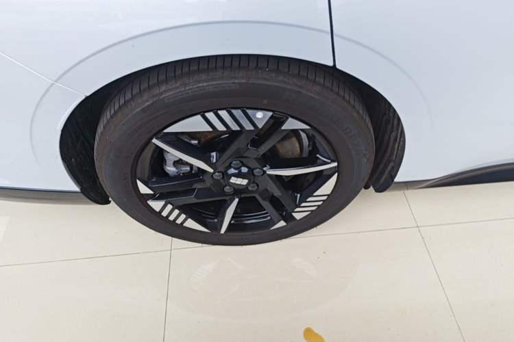 Used Geely Galaxy E8 2024 550 km Range Rear-Wheel-Drive PRO Right Rear Wheel Hub