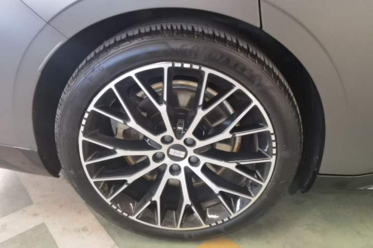 Used Geely Galaxy E8 2024 620 km All-Wheel-Drive Starship Performance Edition Right Rear Wheel Hub