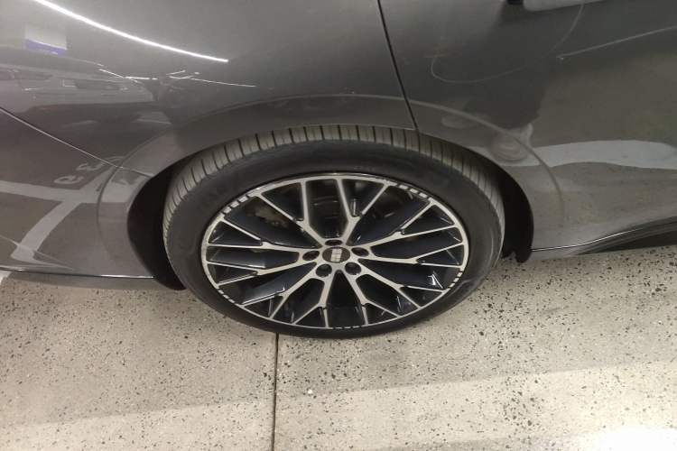 Used Geely Galaxy E8 2024 620 km All-Wheel-Drive Starship Performance Edition Right Rear Wheel Hub