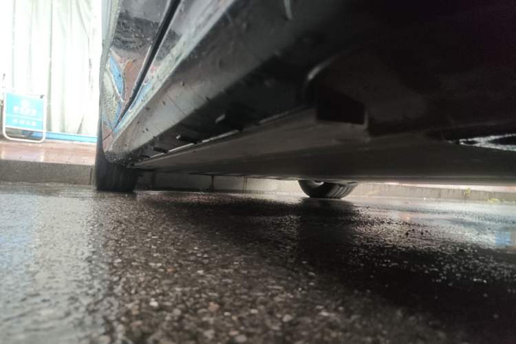Used Geely Galaxy E8 2024 550 km Range Rear-Drive MAX Right Side Sill