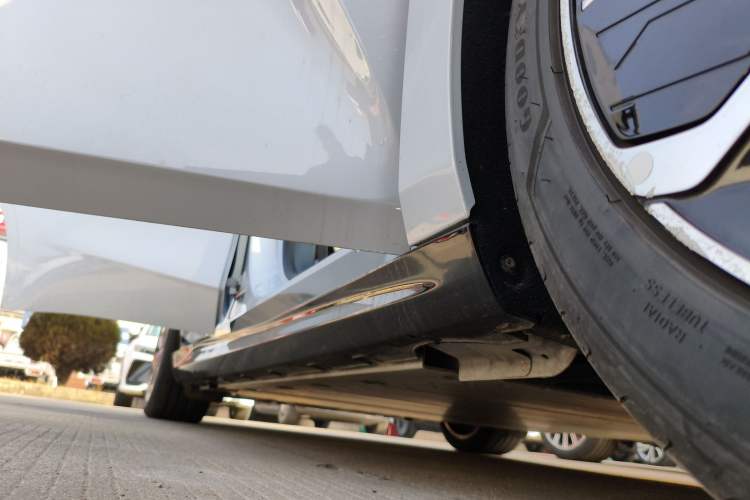 Used Geely Galaxy E8 2024 665 km Range Rear-Drive Starship Intelligent Driving Version Right Side Sill