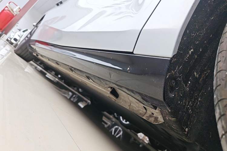 Used Geely Galaxy E8 2024 550 km Range Rear-Wheel-Drive PRO Right Side Sill
