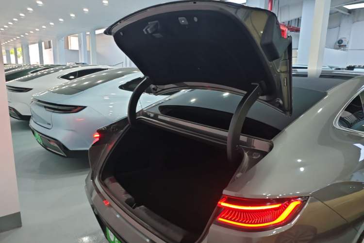 Used Geely Galaxy E8 2024 665 km Range Rear-Drive Starship Long-Range Version Trunk