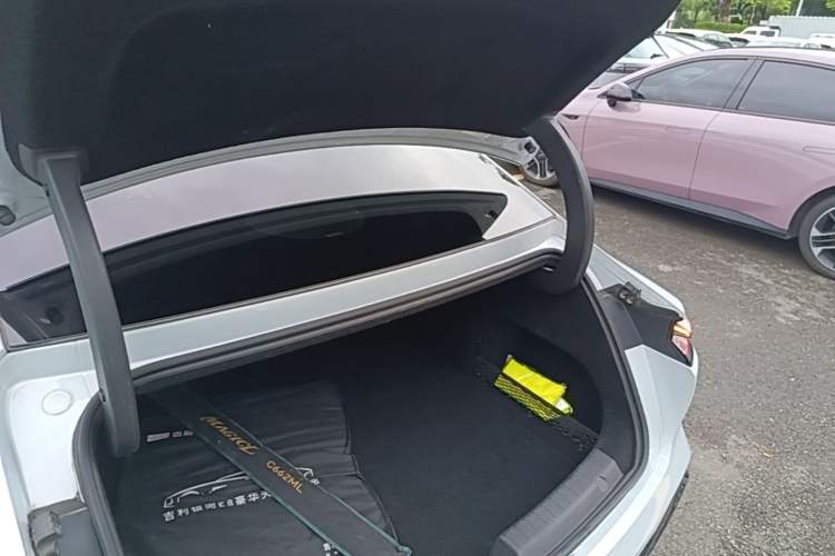 Used Geely Galaxy E8 2024 665 km Range Rear-Drive Starship Long-Range Version Trunk
