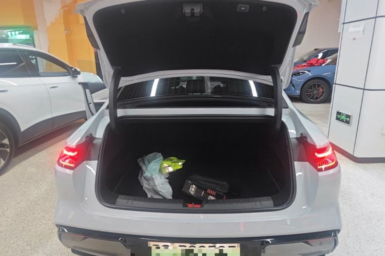 Used Geely Galaxy E8 2024 665 km Range Rear-Drive Starship Long-Range Version Trunk