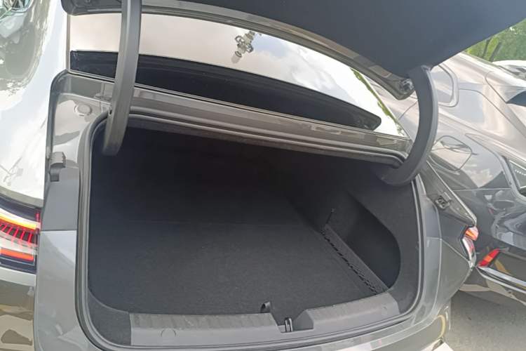 Used Geely Galaxy E8 2024 665 km Range Rear-Drive Starship Long-Range Version Trunk