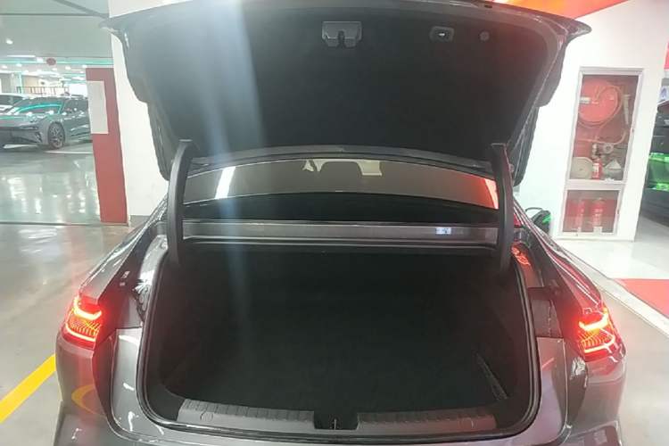 Used Geely Galaxy E8 2024 665 km Range Rear-Drive Starship Long-Range Version Trunk