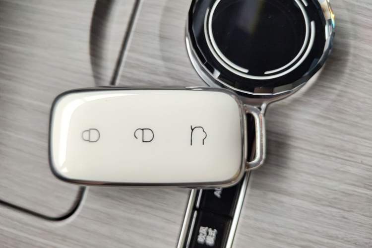 Used Geely Galaxy E8 2024 550 km Range Rear-Drive MAX Vehicle Key