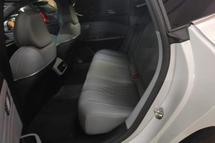 Used Geely Galaxy E8 2024 665 km Range Rear-Drive Starship Long-Range Version Left Rear Seat