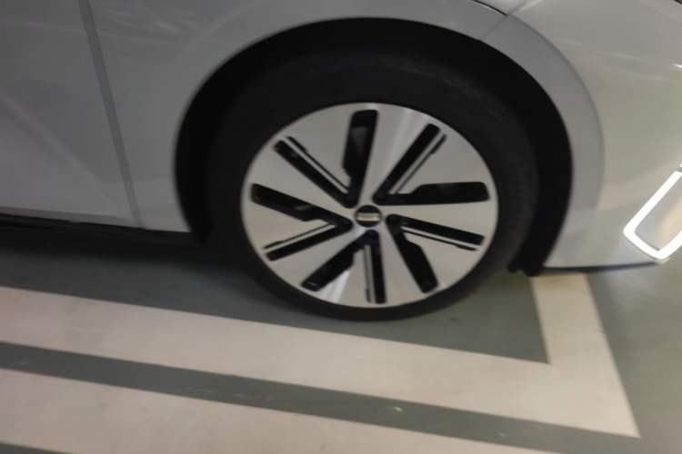Used Geely Galaxy E8 2024 665 km Range Rear-Drive Starship Long-Range Version Right Front Wheel Hub