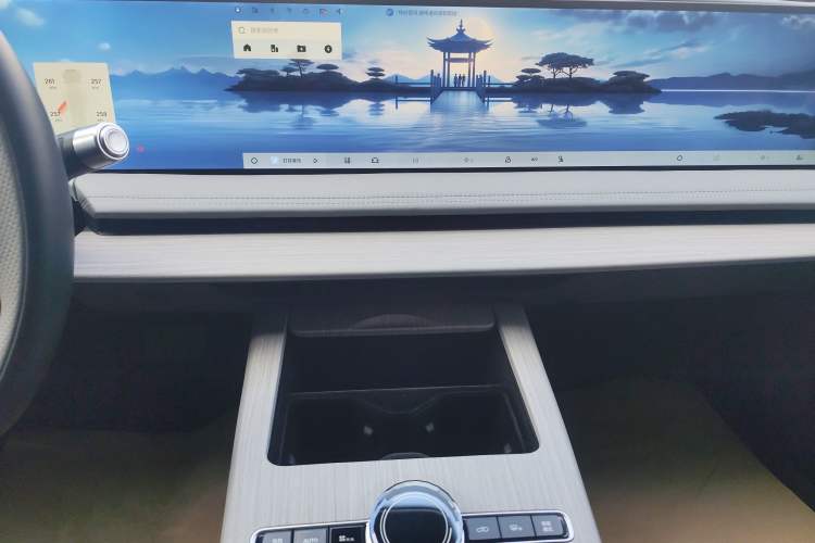 Used Geely Galaxy E8 2024 665 km Range Rear-Drive Starship Long-Range Version Audio And AC Panel