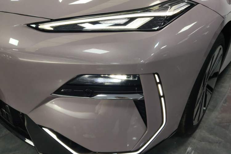 Used Geely Galaxy E8 2024 665 km Range Rear-Drive Starship Long-Range Version Left Front Headlight