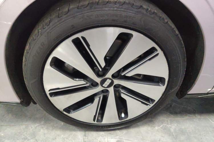 Used Geely Galaxy E8 2024 665 km Range Rear-Drive Starship Long-Range Version Left Front Wheel Hub