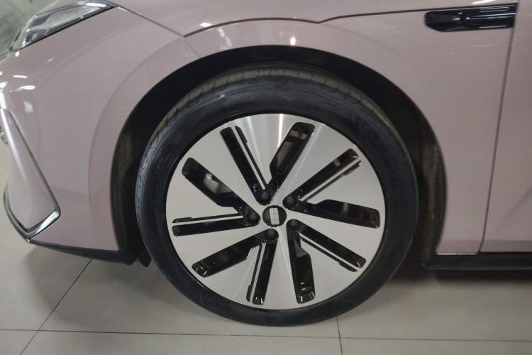 Used Geely Galaxy E8 2024 665 km Range Rear-Drive Starship Long-Range Version Left Front Wheel Hub