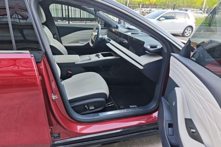 Used Geely Galaxy E8 2024 665 km Range Rear-Drive Starship Long-Range Version Right Front Seat