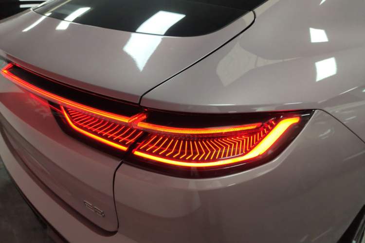 Used Geely Galaxy E8 2024 665 km Range Rear-Drive Starship Long-Range Version Right Rear Taillight