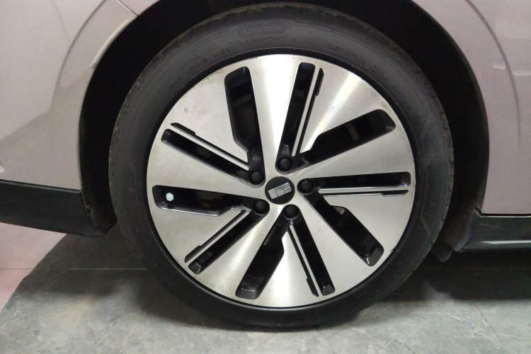 Used Geely Galaxy E8 2024 665 km Range Rear-Drive Starship Long-Range Version Right Rear Wheel Hub