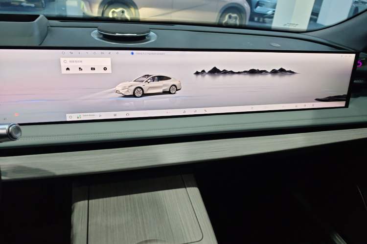 Used Geely Galaxy E8 2024 550 km Range Rear-Drive MAX Audio And AC Panel