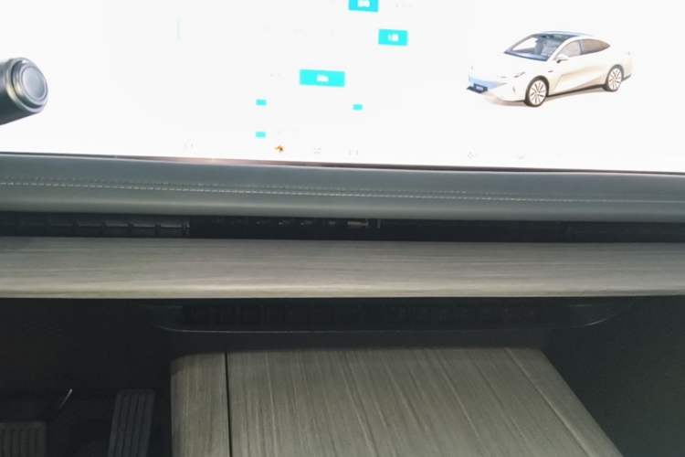 Used Geely Galaxy E8 2024 550 km Range Rear-Drive MAX Audio And AC Panel