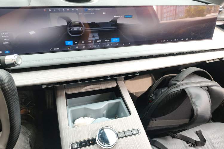 Used Geely Galaxy E8 2024 665 km Range Rear-Drive Starship Long-Range Version Audio And AC Panel