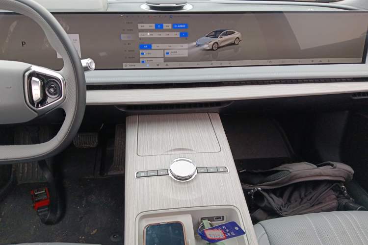 Used Geely Galaxy E8 2024 550 km Range Rear-Drive MAX Audio And AC Panel