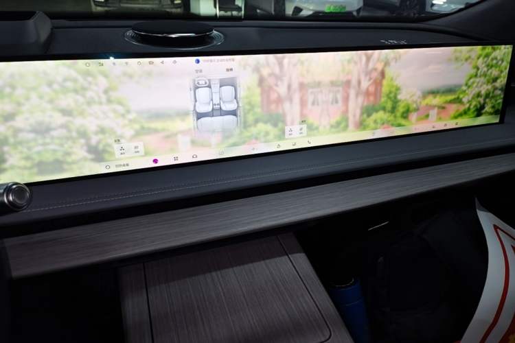 Used Geely Galaxy E8 2024 550 km Range Rear-Drive MAX Audio And AC Panel