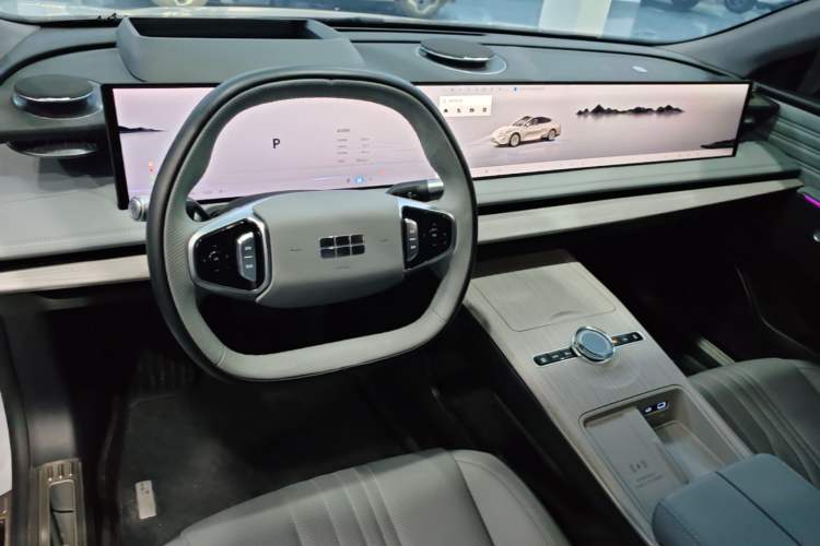 Used Geely Galaxy E8 2024 550 km Range Rear-Drive MAX Center Console