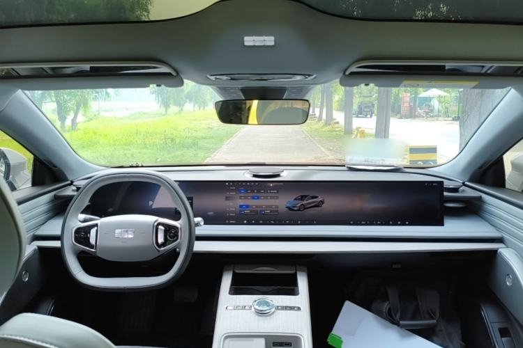 Used Geely Galaxy E8 2024 550 km Range Rear-Wheel-Drive PRO Center Console