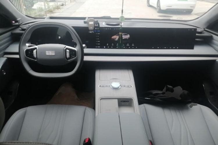 Used Geely Galaxy E8 2024 665 km Range Rear-Drive Starship Intelligent Driving Version Center Console