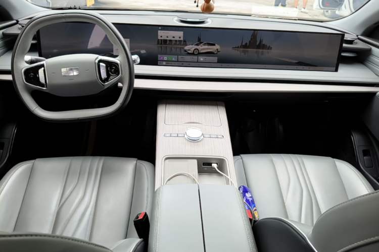 Used Geely Galaxy E8 2024 550 km Range Rear-Drive Dragon Edition Center Console