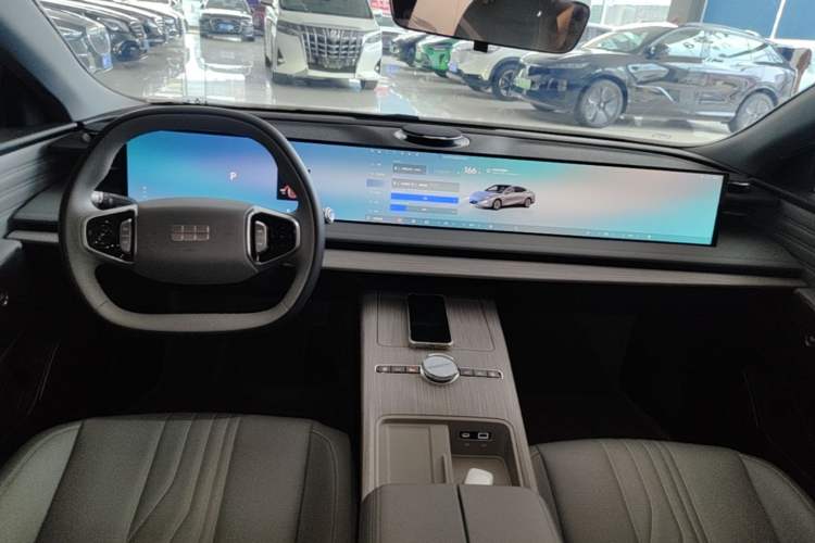 Used Geely Galaxy E8 2024 550 km Range Rear-Drive Dragon Edition Center Console