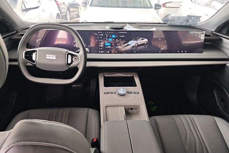 Used Geely Galaxy E8 2024 550 km Range Rear-Wheel-Drive PRO Center Console