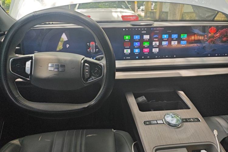 Used Geely Galaxy E8 2024 550 km Range Rear-Wheel-Drive PRO Center Console