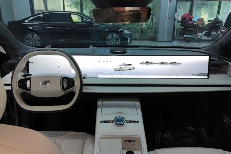 Used Geely Galaxy E8 2024 550 km Range Rear-Drive MAX Center Console