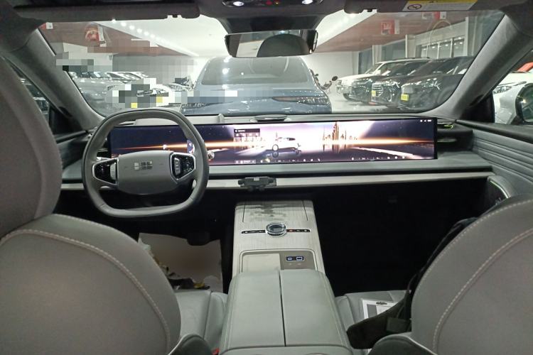 Used Geely Galaxy E8 2024 550 km Range Rear-Drive MAX Center Console