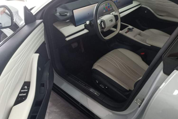 Used Geely Galaxy E8 2024 665 km Range Rear-Drive Starship Long-Range Version Driver Seat