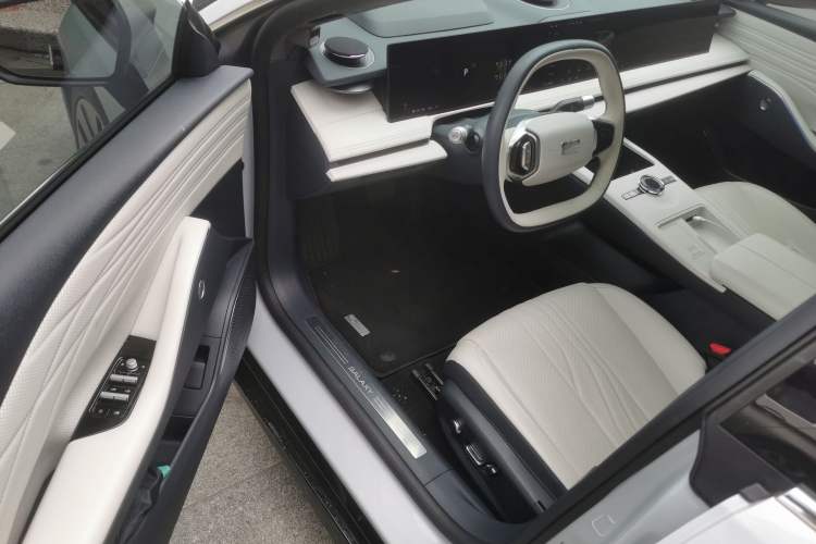 Used Geely Galaxy E8 2024 665 km Range Rear-Drive Starship Long-Range Version Driver Seat