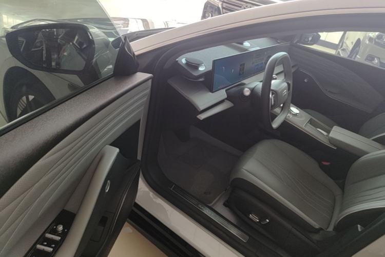 Used Geely Galaxy E8 2024 550 km Range Rear-Drive Dragon Edition Driver Seat